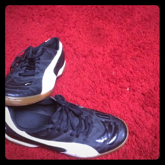 mens puma indoor soccer shoes.