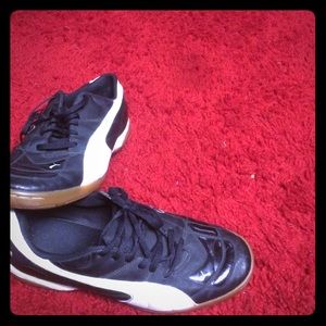 mens puma indoor soccer shoes.
