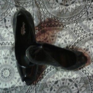 Black peep toe pumps