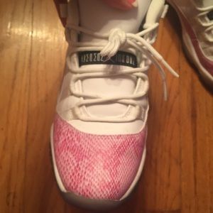 JORDAN RETRO 11 low PINK/white 6.5y