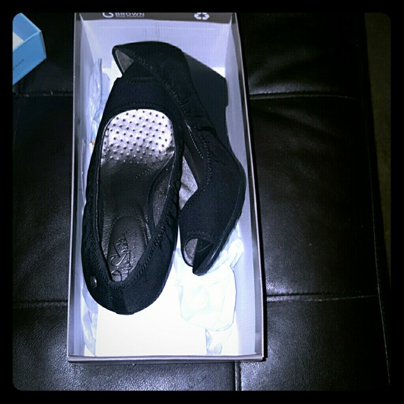 Life Stride black wedge shoes