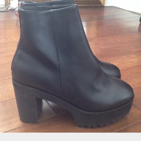 CHOiES Black platform boot with Gold zip - Picture 2 of 2