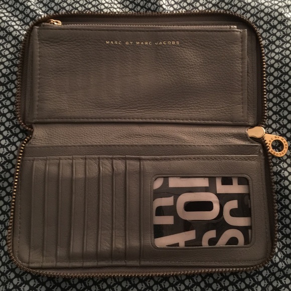 MbMJ Classic Q Zip-Around wallet *HOLD* - Picture 2 of 4