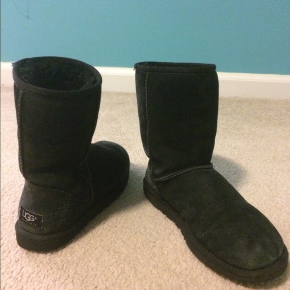 SHORT BLACK UGGS