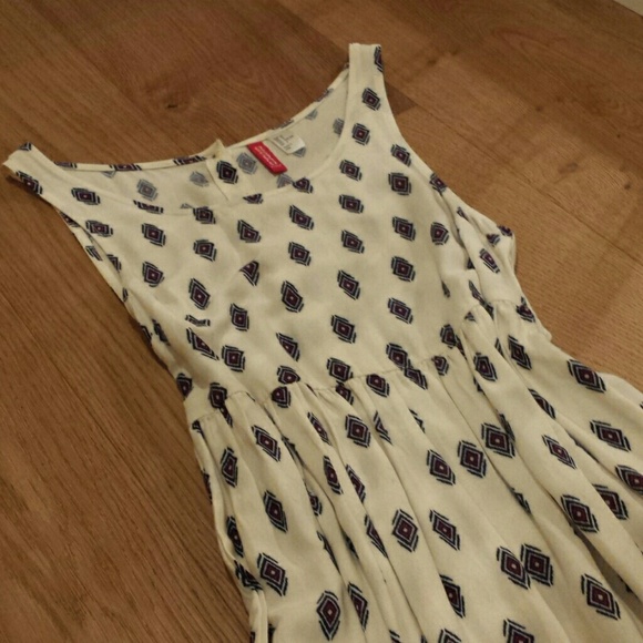 Patterned Dress - Picture 2 of 3