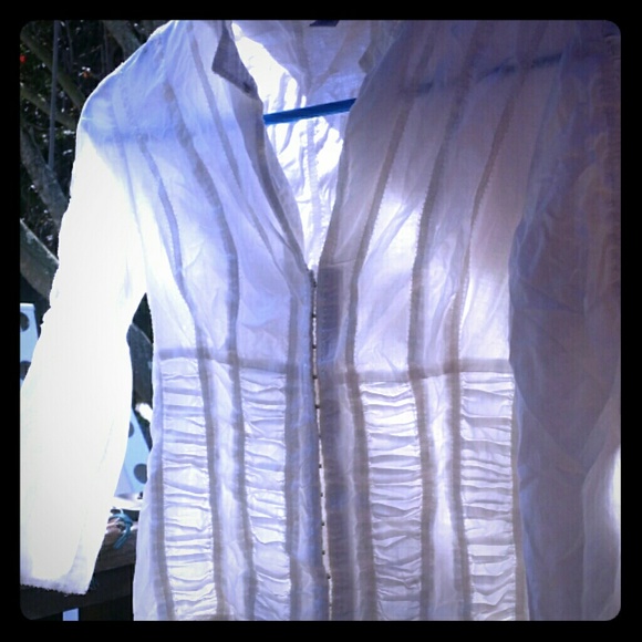 White 3/4 length blouse.