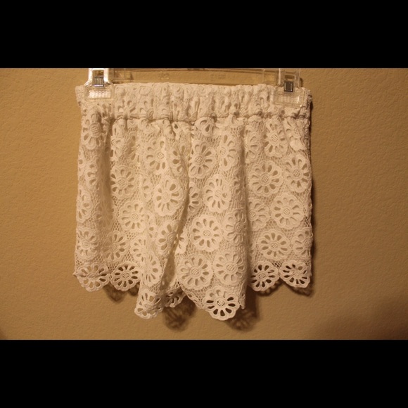 White lace flower scalloped shorts - Picture 4 of 4