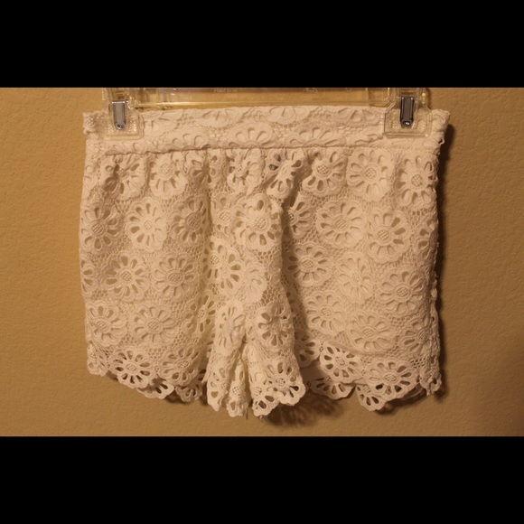 White lace flower scalloped shorts - Picture 3 of 4