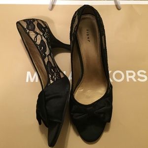 Size 8 Fioni lace with bow heels