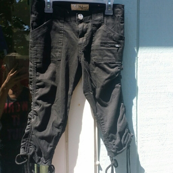 Black Capri pants.