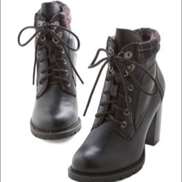 Heeled leather boot