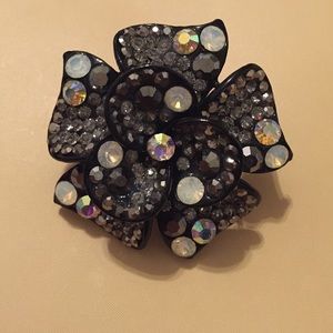 Flower ring. Black and clear crystal stones.