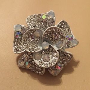 Flower ring with crystal stones