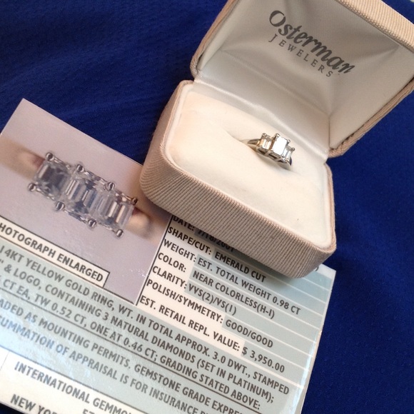 Beautiful 1K Diamond Ring - Picture 1 of 3