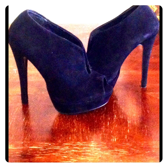 Steve Madden Black Suede Booties - Picture 1 of 4
