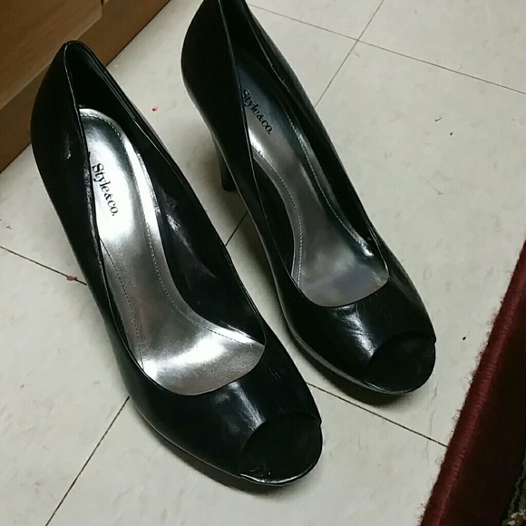 Black peep toe shoes