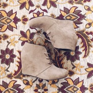 X-APPEAL Suede Lace-up Wedges