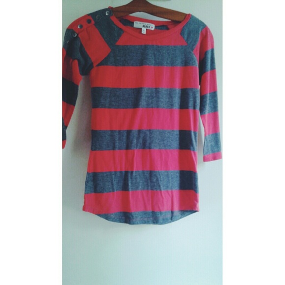 Long sleeve top.