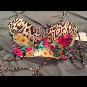 Victoria's Secret bikini top- new with tags