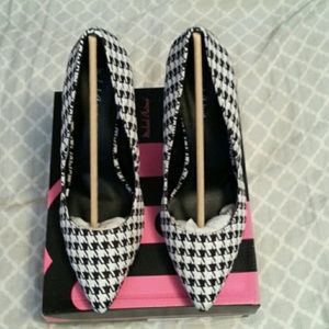 Michael Antonio Black/White Fabric Heels
