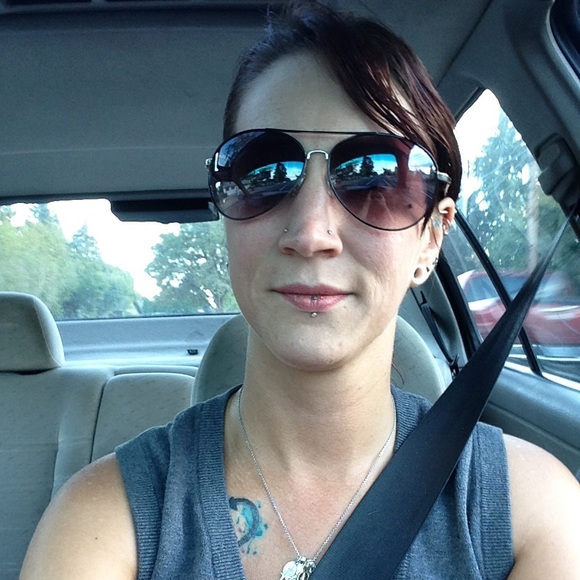 Meet your Posher, Kimberly - Picture 3 of 4