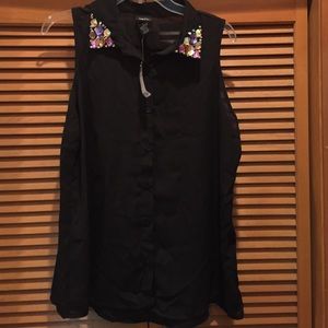 NWT Rue 21 jewel embellished chiffon top. Sz L
