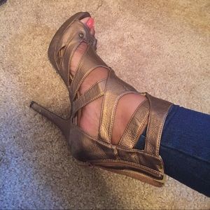 Wet Seal gold pump