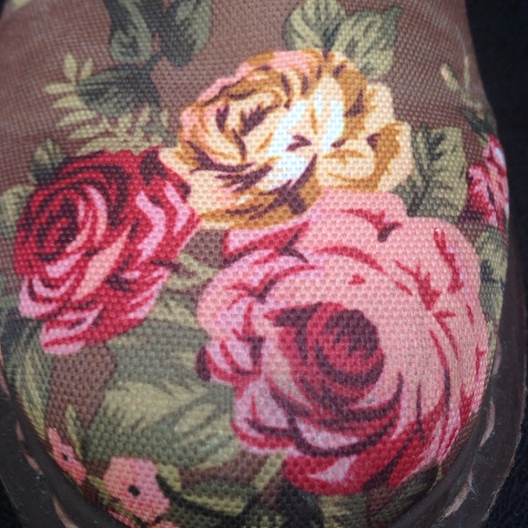 😎SOLD😎🌟Floral Dr. Martens Boots🌟 - Picture 2 of 4