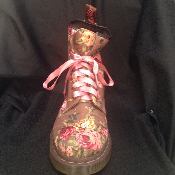 😎SOLD😎🌟Floral Dr. Martens Boots🌟 - Picture 4 of 4