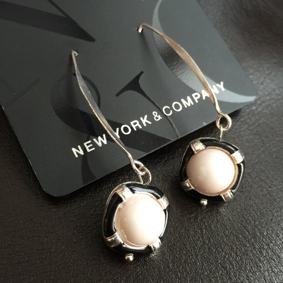 Black & White Dangling Earrings - Picture 2 of 2