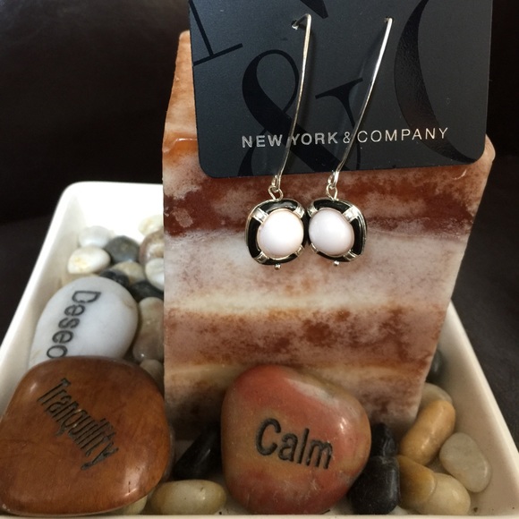 Black & White Dangling Earrings - Picture 1 of 2