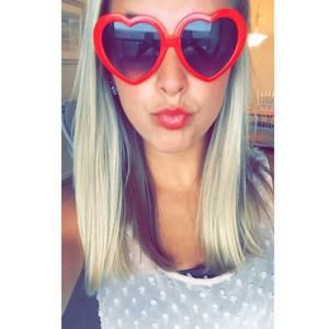 Meet your Posher, Larissa