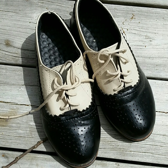 Women's leather Oxford Shoes Beige and Black