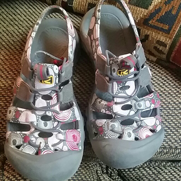 Little girls size 2 Keens