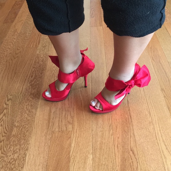 Gorgeous bow satin heel