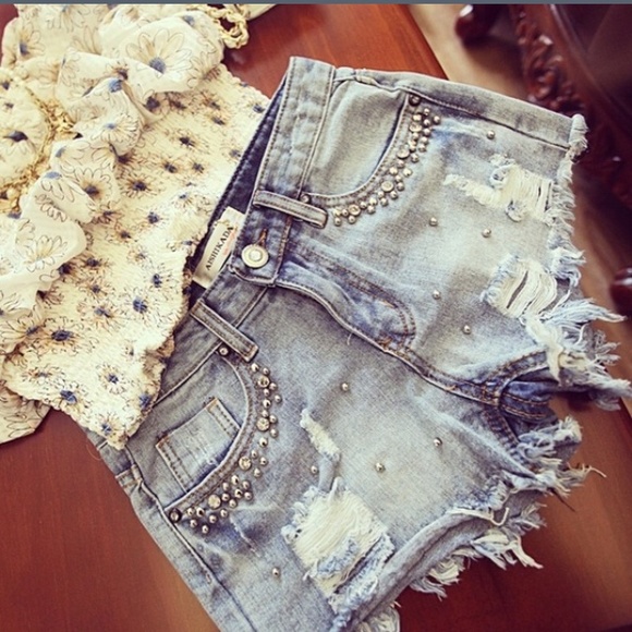 Cute denim shorts TRADED WITH @kassielovesfood - Picture 1 of 4