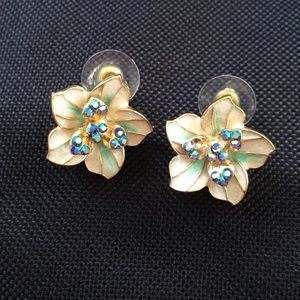 Flower studded earrings