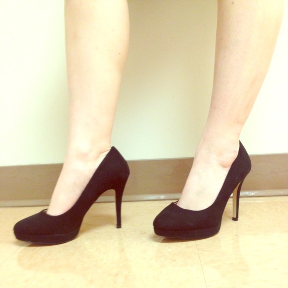 Black faux suede H&M pumps