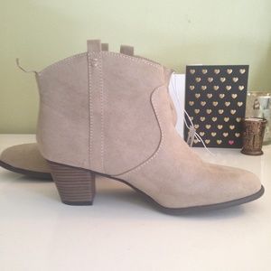 Adorable pair of brand new w/ tags ankle boots