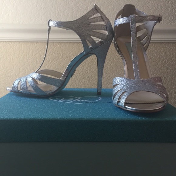NEW Betsey Johnson "Tee" Sandals.