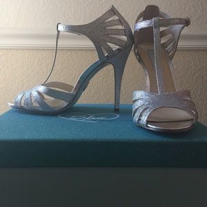 NEW Betsey Johnson "Tee" Sandals.