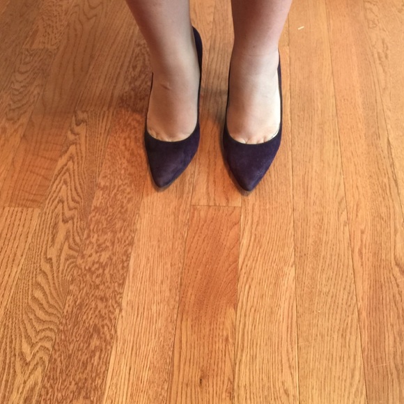 Pretty midnight purple suede pump