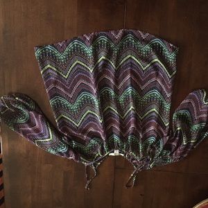 Multi colored keyhole arm top.