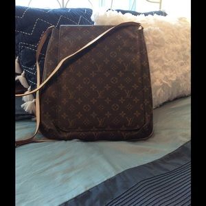 Crossbody messenger bag.