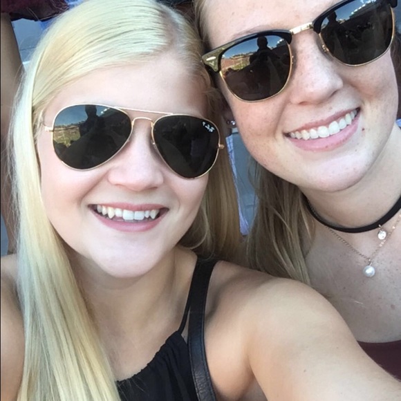 Meet your Posher, Danielle - Picture 2 of 2