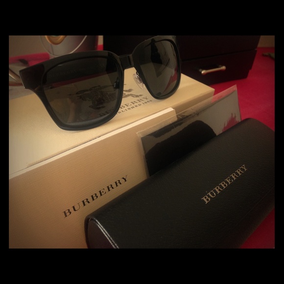SOLD Black Burberry Sunglasses - Picture 1 of 6
