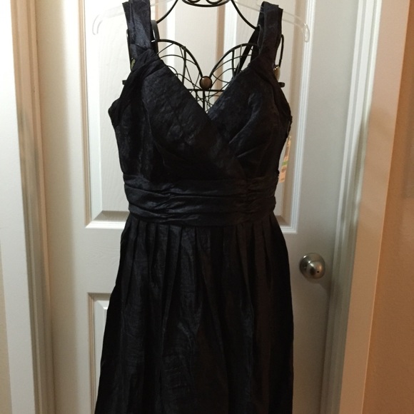 NEW perfect little black crepe dress🍷by ALFANI