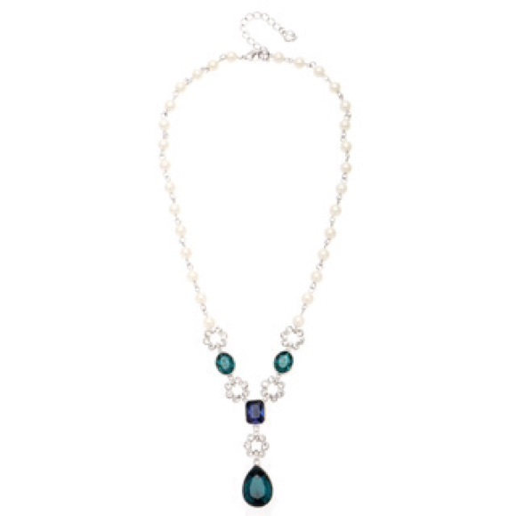 Carolee pearl necklace with matching earrings