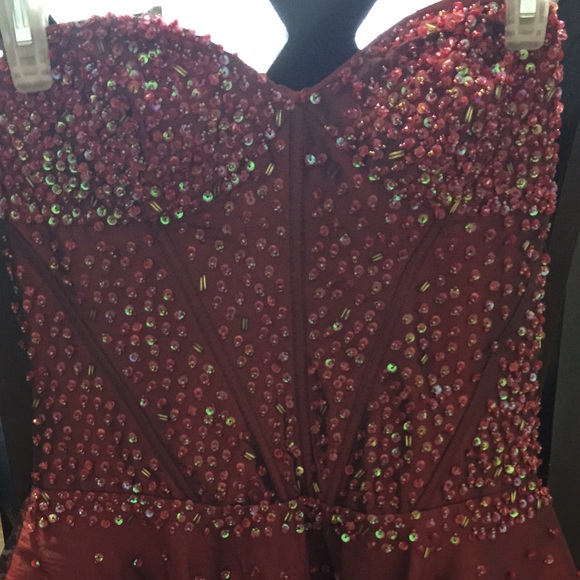 AMAZING DRESS! - Picture 4 of 4