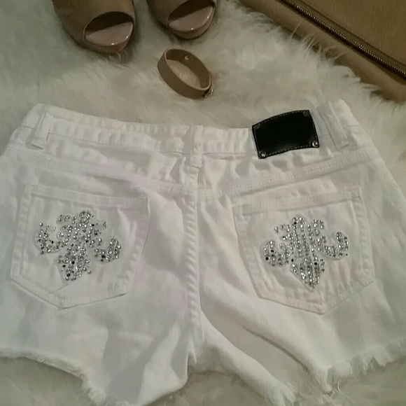 WHITE SHORTS - Picture 2 of 5